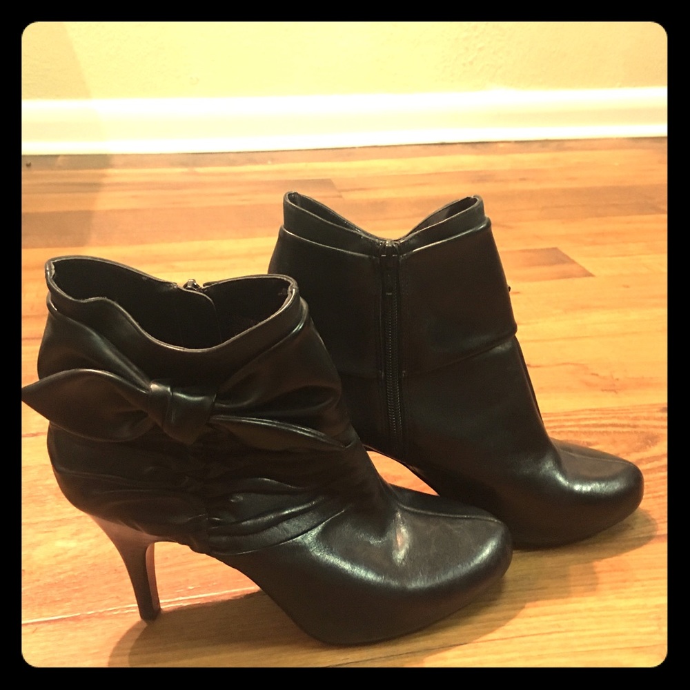 Black Nine West booties